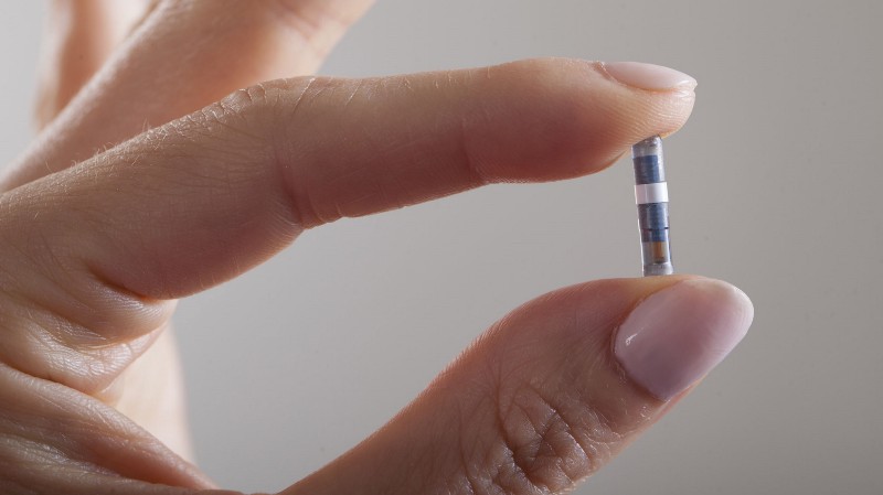 Implante para acompanhamento de nível de glicose (Reprodução: Medium – Futuro da Medicina) https://medium.com/futuro-da-medicina/implante-de-longa-dura%C3%A7%C3%A3o-monitora-n%C3%ADveis-de-glicose-f90840192405